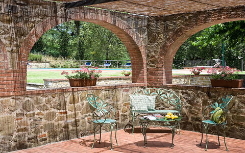 Cottage Capanna: Planta, Mueble, Mesa, Silla, Maceta, Sombra, Mueble Para Exteriores, Mesa Al Aire Libre, Edificio, Madera