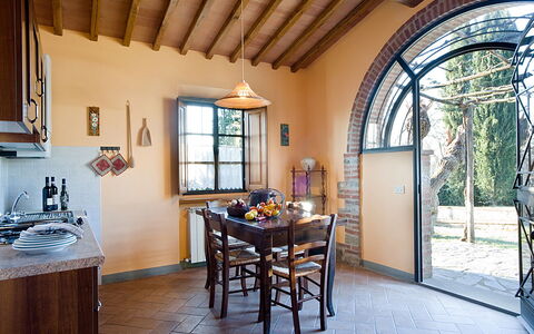 Cottage Capanna: Mesa, Propiedad, Mueble, Ventana, Madera, Puerta, Gabinetes, Diseño De Interiores, Silla, Suelo