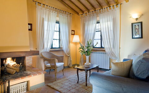 Cottage Capanna: Marco, Mueble, Propiedad, Mesa, Sofá, Edificio, Ventana, Planta De Casa, Madera, Comodidad