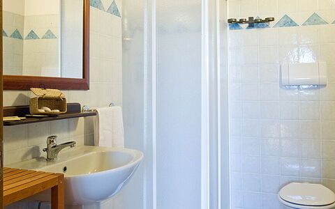 Cottage Capanna: Espejo, Propiedad, Arreglo De Tubería, Baño, Grifo, Lavabo, Púrpura, Edificio, Lavabo Del Baño