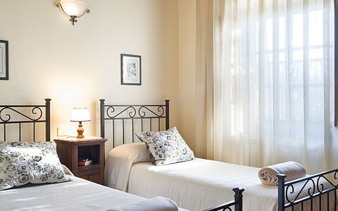 Cottage Capanna: Mueble, Propiedad, Ventana, Comodidad, Ligero, Madera, Marco De La Cama, Edificio, Encendiendo