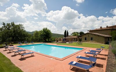 Cottage Capanna: Nube, Planta, Cielo, Propiedad, Piscina, Edificio, Agua, Azur, Árbol, Sombra