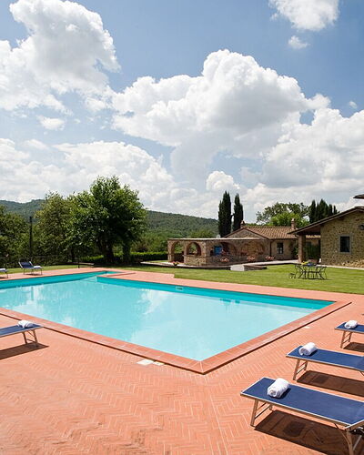 Cottage Capanna: Nube, Planta, Cielo, Propiedad, Piscina, Edificio, Agua, Azur, Árbol, Sombra