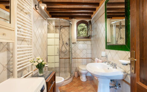 Villa Laura: Espejo, Grifo, Arreglo De Tubería, Planta, Lavabo, Propiedad, Lavabo Del Baño, Diseño De Interiores, Baño, Púrpura