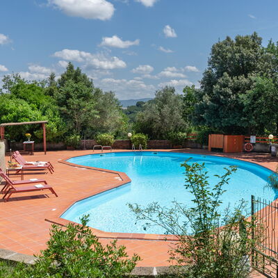 Villa Laura: Agua, Planta, Cielo, Nube, Piscina, Árbol, Mueble Para Exteriores, Sombra, Silla, Paisaje Natural