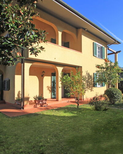 Villa Anna: Planta, Edificio, Propiedad, Cielo, Ventana, Árbol, Sombra, Puerta, Encendiendo, Arquitectura