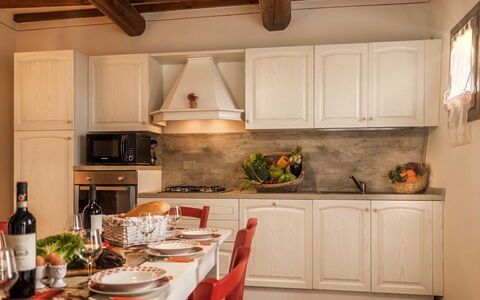 Borgo San Vincenti: Gabinetes, Mostrador, Propiedad, Mueble, Botella, Estufa De Cocina, Aparato De Cocina, Cocina, Madera, Mesa