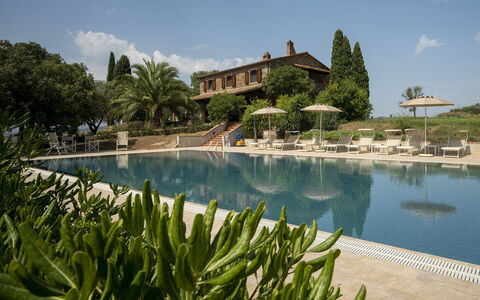 Campo Valerio: Agua, Nube, Cielo, Planta, Edificio, Propiedad, Árbol, Azur, Paisaje Natural, Casa
