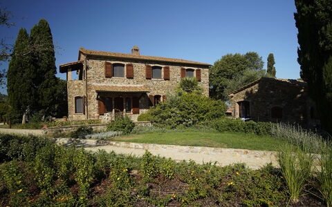 Campo Valerio: Cielo, Planta, Propiedad, Edificio, Ventana, Paisaje Natural, Árbol, Arquitectura, El Terreno Del Lote, Casa