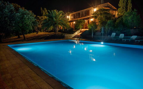 Campo Valerio: Agua, Edificio, Propiedad, Planta, Piscina, Árbol, Azur, Naturaleza, Encendiendo, Cuerpo De Agua