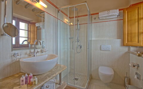 Villa Le Buche: Espejo, Arreglo De Tubería, Lavabo, Propiedad, Grifo, Baño, Edificio, Púrpura, Diseño De Interiores