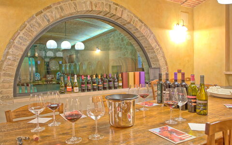 Villa Le Buche: Mesa, Drinkware, Botella, Vajilla, Mueble, Stemware, Vino, Barware, Botella De Vidrio