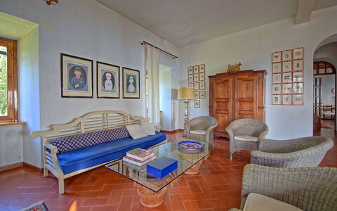 Villa Sorbaiano: Marco, Propiedad, Mueble, Edificio, Sofá, Madera, Comodidad, Mesa, Sala, Diseño De Interiores