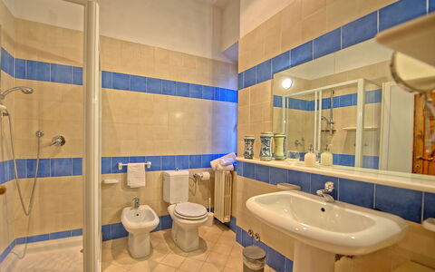 Villa Sorbaiano: Espejo, Arreglo De Tubería, Grifo, Lavabo, Lavabo Del Baño, Baño, Púrpura, Diseño De Interiores, Arquitectura, Edificio