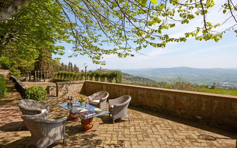 Villa Sorbaiano: Cielo, Planta, Propiedad, Naturaleza, Maceta, Silla, Edificio, Madera, Mueble Para Exteriores, Árbol
