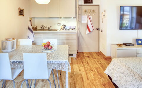 Studio Fede - Levanto: Mesa, Propiedad, Mueble, Marco, Madera, Diseño De Interiores, Naranja, Silla, Suelo, Bienes Raíces