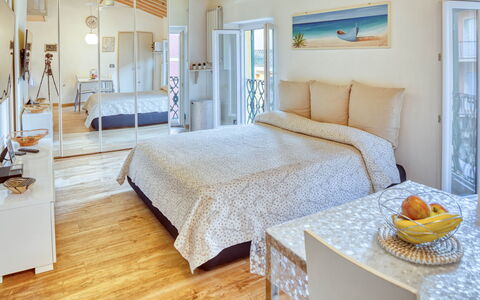 Studio Fede - Levanto: Mueble, Propiedad, Comodidad, Edificio, Ventana, Azul, Azur, Madera, Marco De La Cama, Almohada