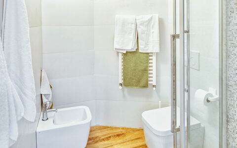 Studio Fede - Levanto: Grifo, Propiedad, Arreglo De Tubería, Baño, Producto, Lavabo Del Baño, Púrpura, Rectángulo