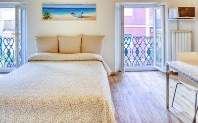 Studio Fede - Levanto: Mueble, Azul, Edificio, Comodidad, Ventana, Azur, Madera, Textil, Marco De La Cama, Piso