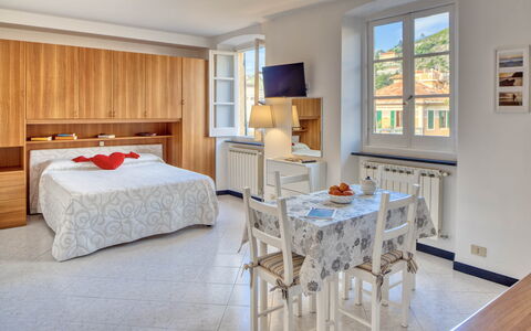 Studio Paola - Levanto: Mueble, Propiedad, Mesa, Ventana, Gabinetes, Madera, Diseño De Interiores, Comodidad, Suelo, Piso