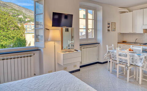 Studio Paola - Levanto: Gabinetes, Mueble, Propiedad, Ventana, Mesa, Edificio, Persiana De La Ventana, Cajón, Azur, Cajonera