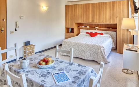 Studio Paola - Levanto: Mesa, Propiedad, Mueble, Comodidad, Gabinetes, Edificio, Madera, Textil, Diseño De Interiores, Encendiendo