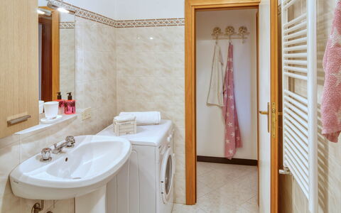 Studio Paola - Levanto: Espejo, Grifo, Lavabo, Lavabo Del Baño, Arreglo De Tubería, Propiedad, Baño, Madera, Diseño De Interiores, Edificio