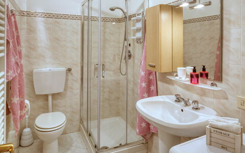 Studio Paola - Levanto: Marrón, Espejo, Grifo, Arreglo De Tubería, Lavabo Del Baño, Lavabo, Propiedad, Fotografía, Blanco, Edificio