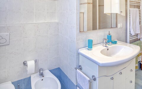 Nina Home - Levanto: Grifo, Espejo, Lavabo, Arreglo De Tubería, Lavabo Del Baño, Propiedad, Fotografía, Púrpura, Baño, Azur