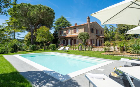 Villa Luana: Planta, Cielo, Agua, Edificio, Tiempo De Día, Propiedad, Piscina, Árbol, Sombra, Ventana