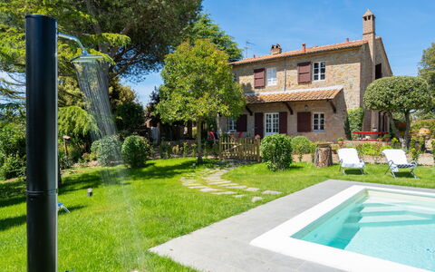 Villa Luana: Planta, Edificio, Cielo, Propiedad, Ventana, Verde, Agua, Árbol, Casa, El Terreno Del Lote