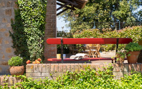 Villa Luana: Planta, Rueda, Maceta, Sombra, Vegetación, Diseño Urbano, Superficie De La Carretera, Árbol, Hierba