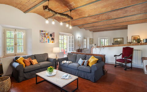 Villa Luana: Sofá, Mueble, Mesa, Propiedad, Marco, Ventana, Sofá Cama, Suelo, Madera, Sala