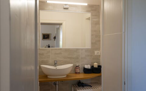 Villa Luana: Espejo, Lavabo, Grifo, Propiedad, Lavabo Del Baño, Baño, Arreglo De Tubería, Diseño De Interiores, Madera