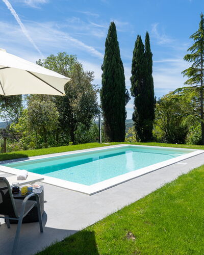 Villa Luana: Nube, Cielo, Planta, Piscina, Agua, Sombra, El Terreno Del Lote, Paraguas, Árbol, Edificio