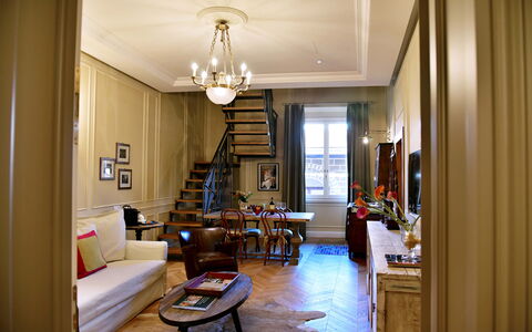 Appartamenti Troise: Mesa, Propiedad, Mueble, Sofá, Marco, Edificio, Diseño De Interiores, Madera, Encendiendo, Lámpara