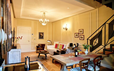 Appartamenti Troise: Mesa, Mueble, Propiedad, Marco, Sofá, Madera, Diseño De Interiores, Encendiendo, Sala, Silla