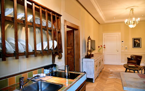 Appartamenti Troise: Fregadero, Mueble, Mostrador, Gabinetes, Lavabo, Marco, Grifo, Diseño De Interiores, Madera, Cocina