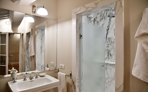Appartamenti Troise: Espejo, Grifo, Lavabo, Propiedad, Arreglo De Tubería, Lavabo Del Baño, Baño, Diseño De Interiores, Suelo, Pared