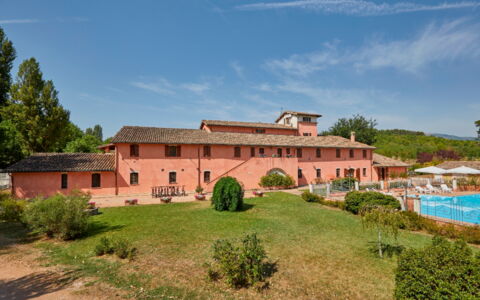 Agriturismo Il Molino Di Uncinano: Cielo, Planta, Nube, Edificio, Ventana, Árbol, Paisaje Natural, El Terreno Del Lote, Barrio Residencial, Hierba