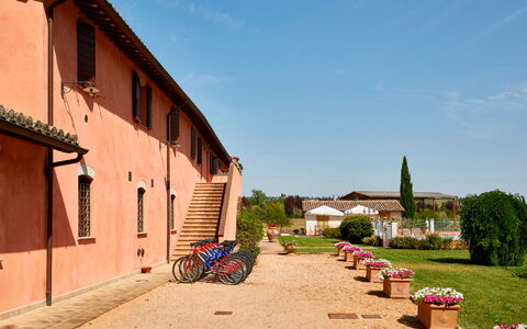 Agriturismo Il Molino Di Uncinano: Cielo, Planta, Nube, Propiedad, Edificio, Rueda, Ventana, Árbol, Casa