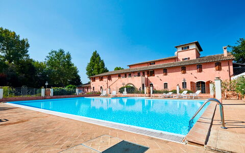 Agriturismo Il Molino Di Uncinano: Agua, Cielo, Planta, Propiedad, Piscina, Azur, Edificio, Rectángulo, Árbol, Arquitectura