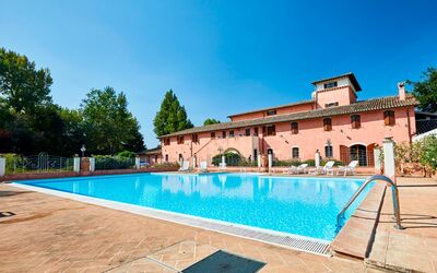 Agriturismo Il Molino Di Uncinano: Agua, Cielo, Planta, Propiedad, Piscina, Azur, Edificio, Rectángulo, Árbol, Arquitectura