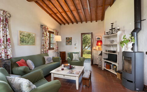 Villa Elisa: Mueble, Diseño De Interiores, Pared, Piso, Sofá, Silla, Sala, Madera, Mesa, Habitación