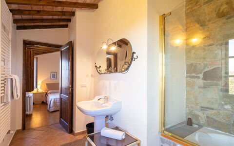 Grezzano Villa: Espejo, Lavabo, Propiedad, Grifo, Arreglo De Tubería, Baño, Encendiendo, Diseño De Interiores, Madera, Lavabo Del Baño