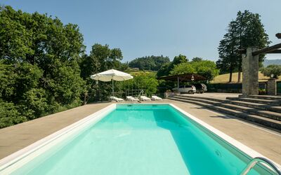 Grezzano Villa: Agua, Planta, Cielo, Propiedad, Piscina, Árbol, Azur, Sombra, Cuerpo De Agua, Hierba
