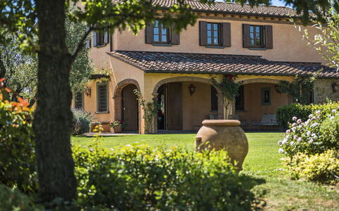 Villa Di Corazzano: Planta, Edificio, Ventana, Hoja, Árbol, Puerta, Casa, Vegetación, Barrio Residencial, Cabaña