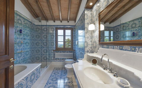 Villa Di Corazzano: Espejo, Grifo, Propiedad, Arreglo De Tubería, Bañera, Lavabo, Baño, Azur, Ventana, Diseño De Interiores