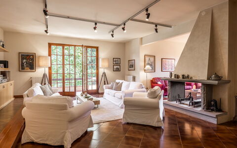 Villa Del Mugello: Marco, Mueble, Comodidad, Madera, Decoración, Planta De Casa, Diseño De Interiores, Suelo, Ventana, Sala