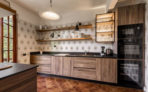 Villa Del Mugello: Gabinetes, Mostrador, Mueble, Cocina, Cajón, Madera, Estufa De Cocina, Encendiendo, Piso, Diseño De Interiores